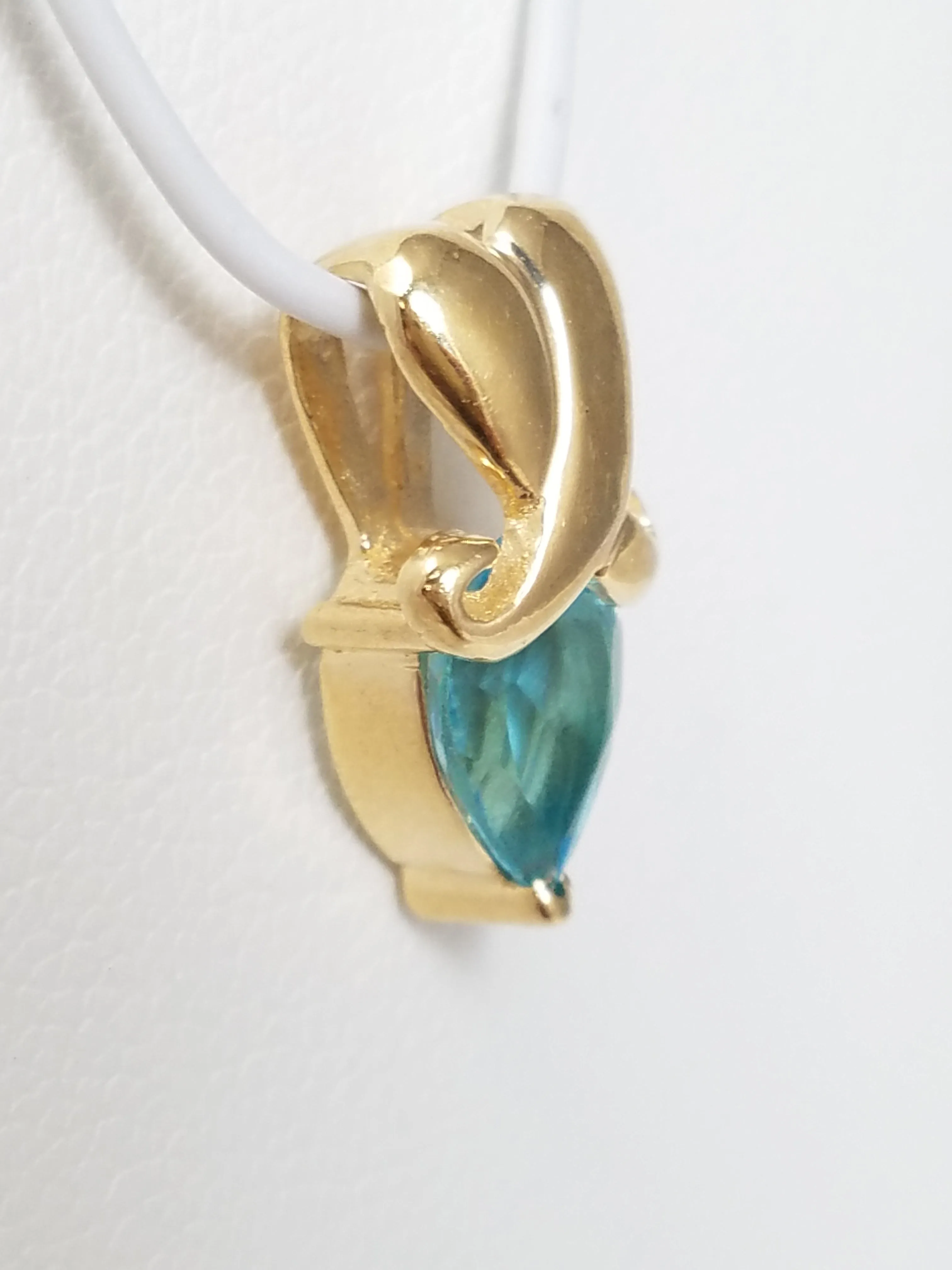 14k Yellow Gold Natural Blue Topaz Pendant